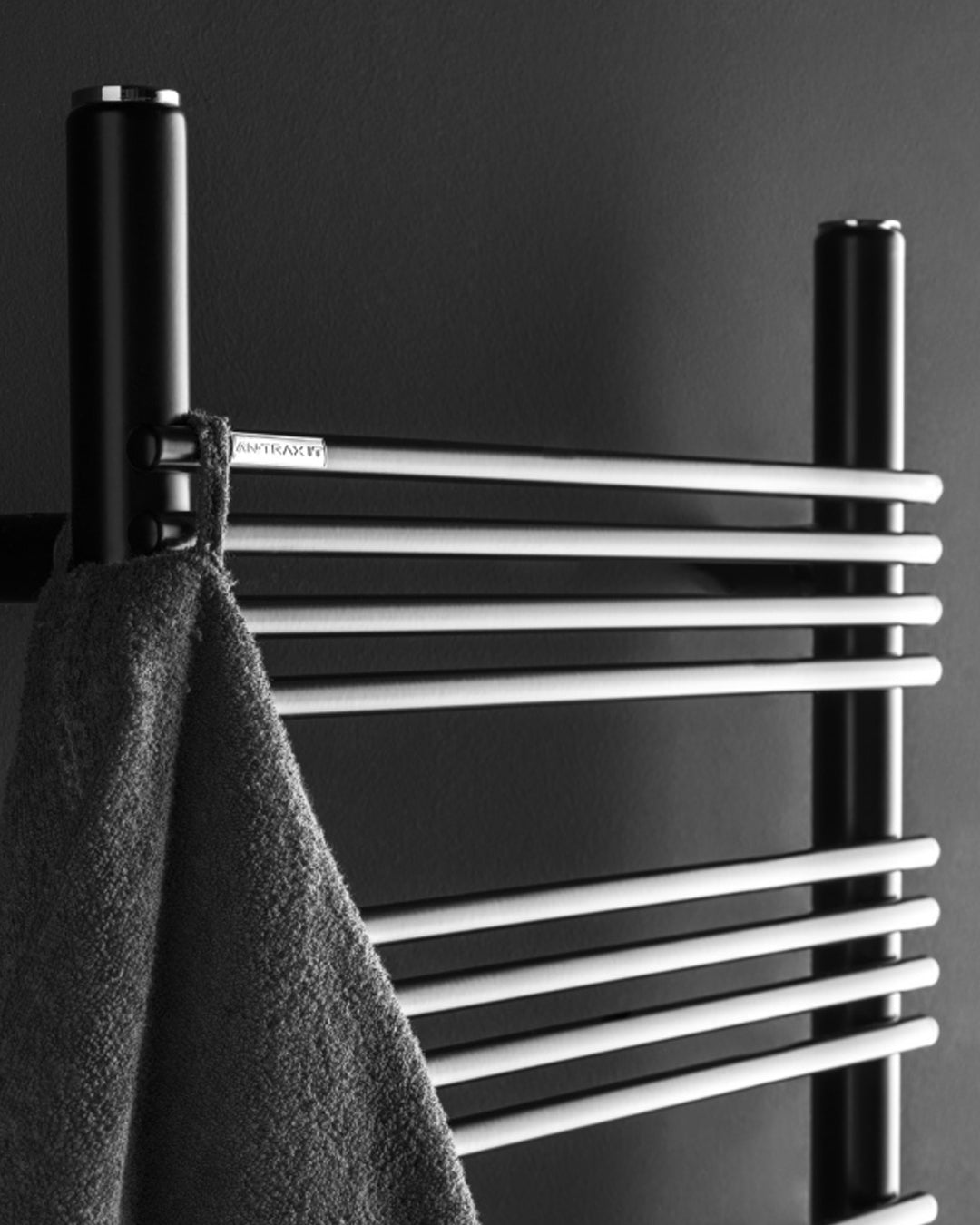 Antrax Rabbit 13 scaldasalviette 105,2x43,5 cm nero opaco